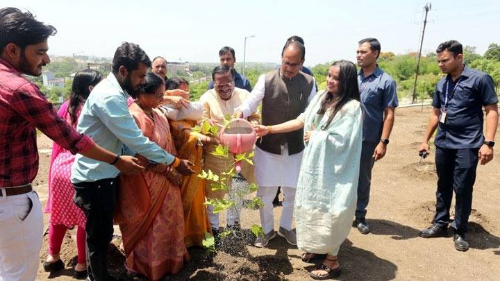 मुख्यमंत्री श्री चौहान ने लगाए पीपल, जामुन और करंज के पौधे